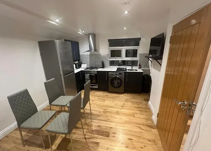 2 Bedroom Apartment In Hampdenrd